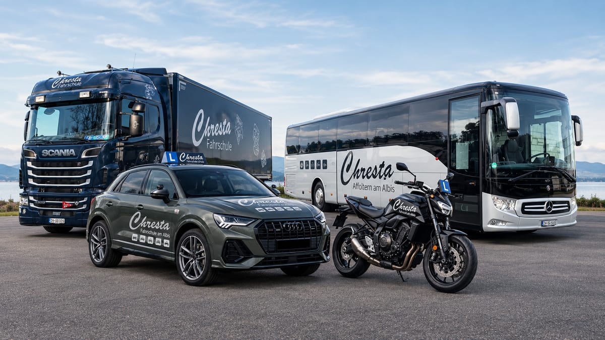 Chresta-Fahrzeugflotte mit Lastwagen, Auto, Motorrad und Reisecar am See